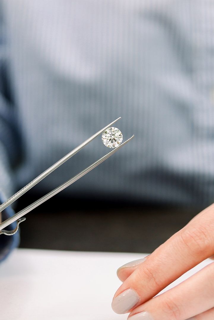 Diamantes de Laboratorio vs. Naturales: La Guía Completa para una Decisión Inteligente